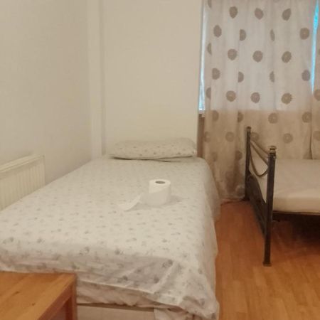 Private Rooms In 3 Bedroom Flat!! London Bagian luar foto