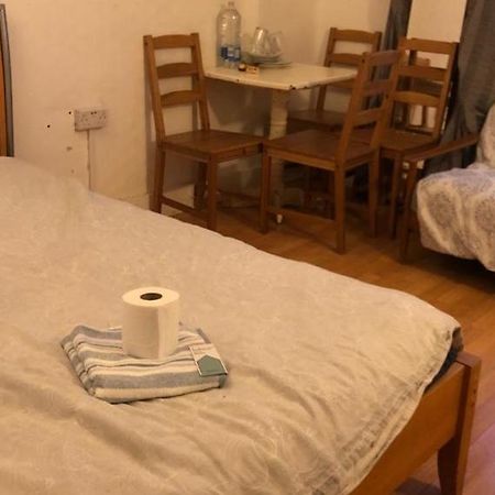 Private Rooms In 3 Bedroom Flat!! London Bagian luar foto