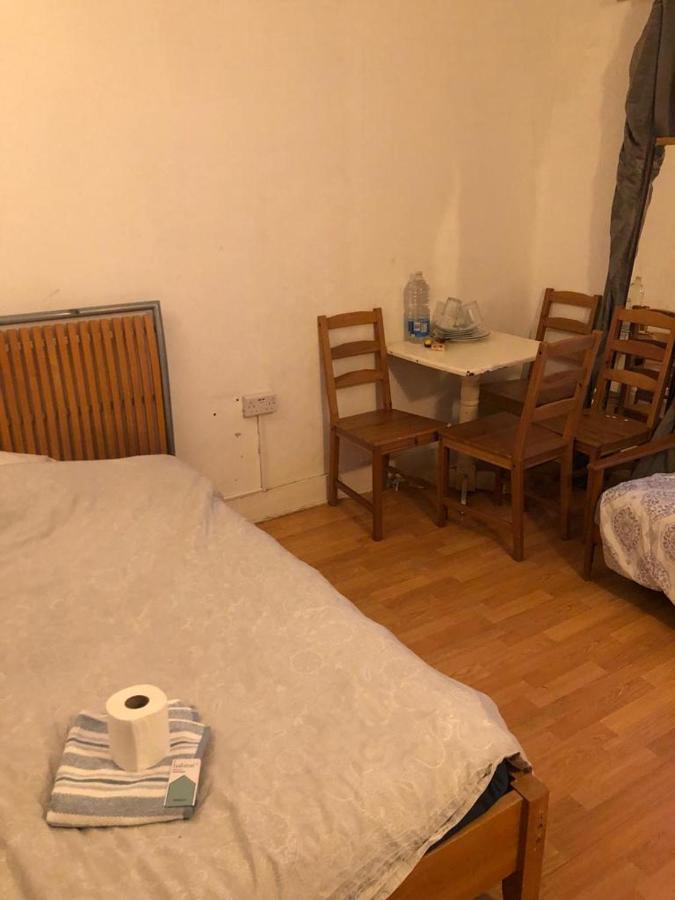 Private Rooms In 3 Bedroom Flat!! London Bagian luar foto