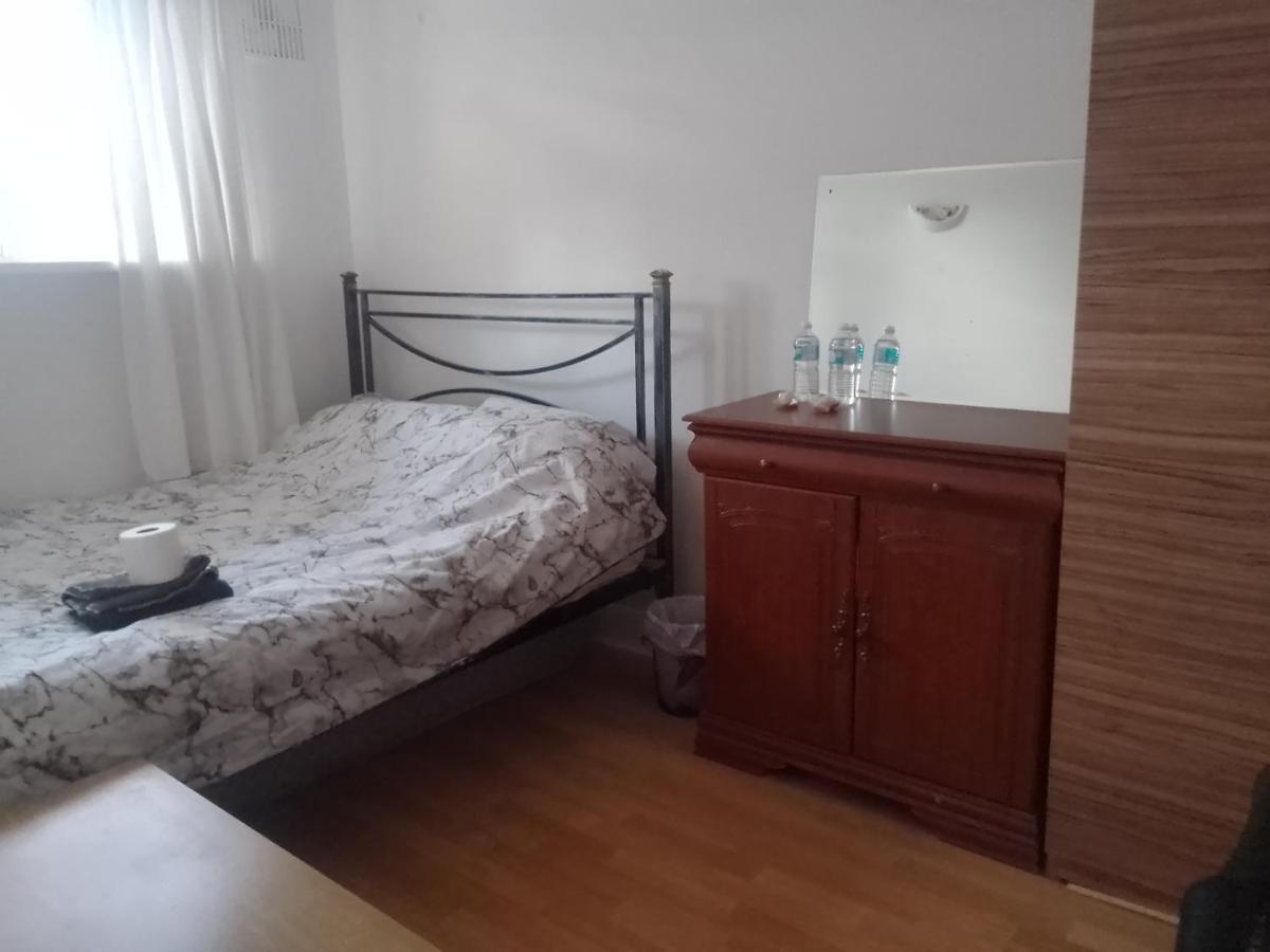 Private Rooms In 3 Bedroom Flat!! London Bagian luar foto