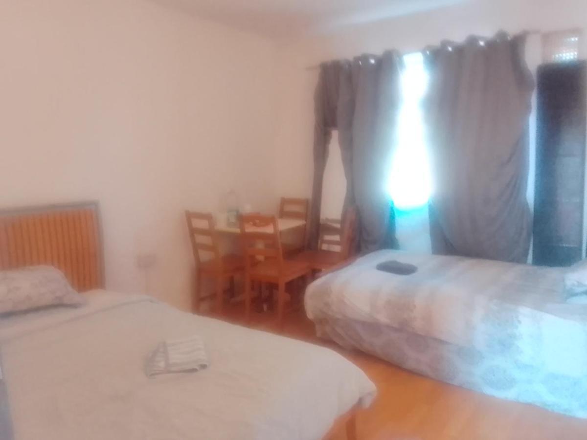 Private Rooms In 3 Bedroom Flat!! London Bagian luar foto