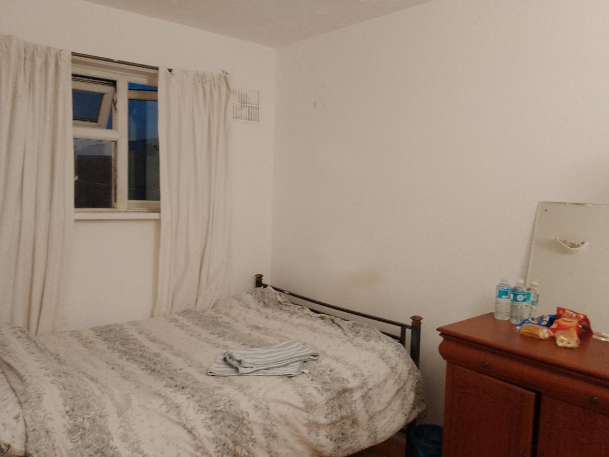 Private Rooms In 3 Bedroom Flat!! London Bagian luar foto