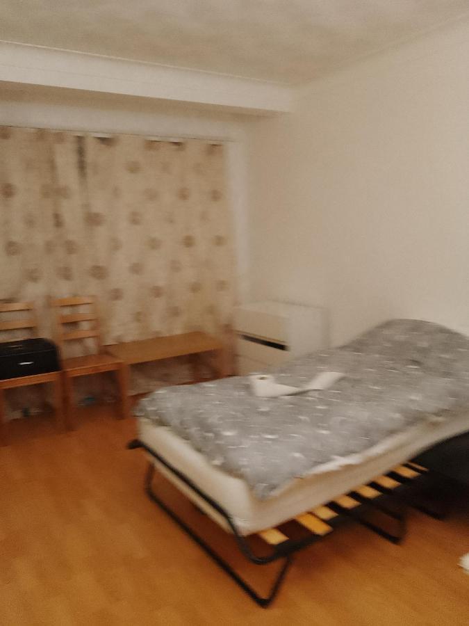 Private Rooms In 3 Bedroom Flat!! London Bagian luar foto