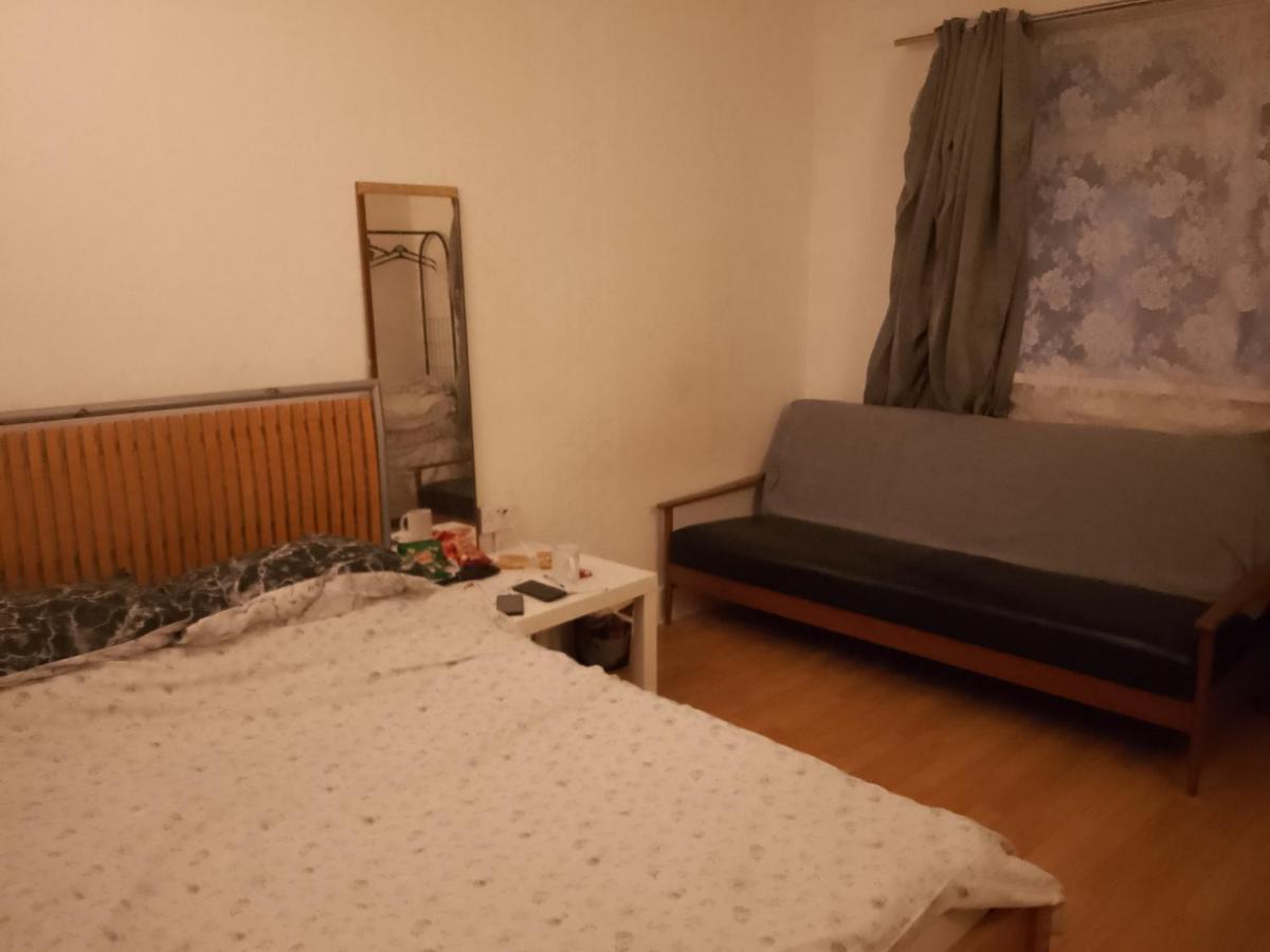 Private Rooms In 3 Bedroom Flat!! London Bagian luar foto