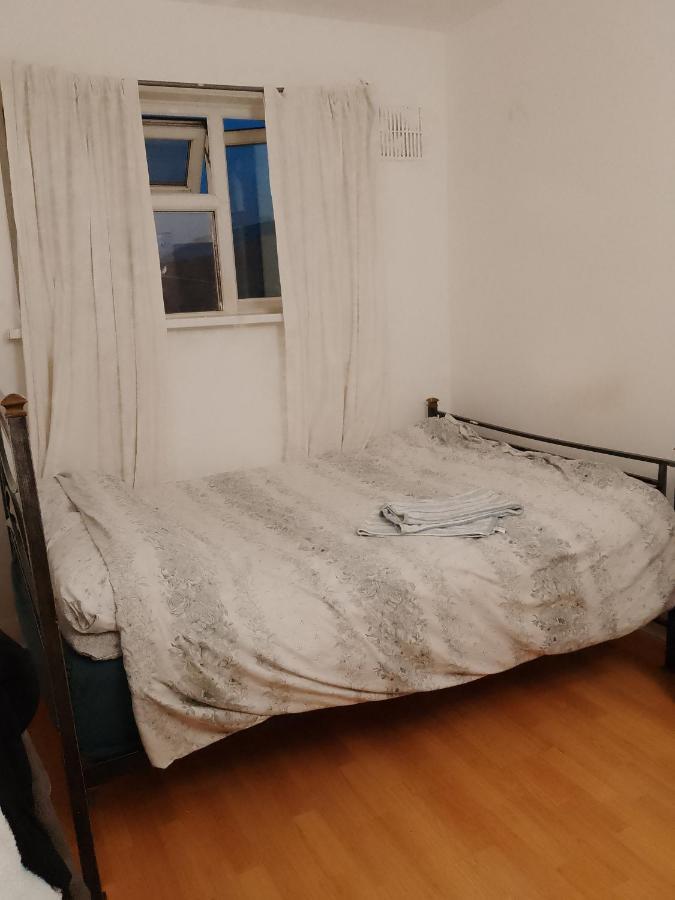 Private Rooms In 3 Bedroom Flat!! London Bagian luar foto