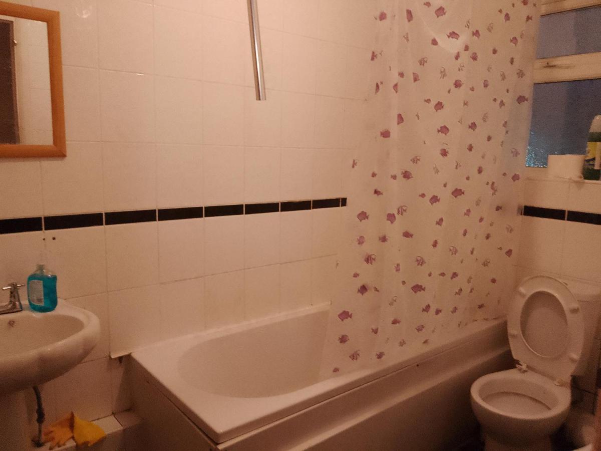Private Rooms In 3 Bedroom Flat!! London Bagian luar foto
